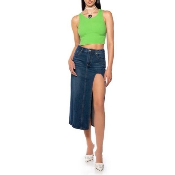 BELLE KNIT SLEEVELESS SCOOP T SHIRT IN LIME - Picture 2 of 7